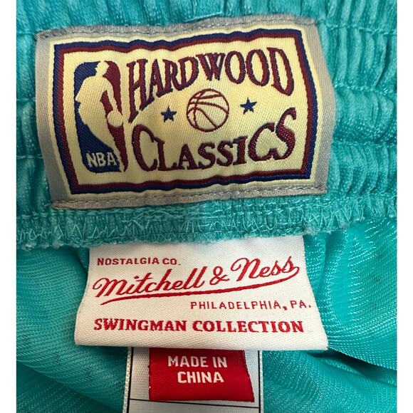 Mitchell & Ness Vancouver Grizzlies Hardwood Classic 96/97 Swingman Shorts Large - Picture 4 of 5